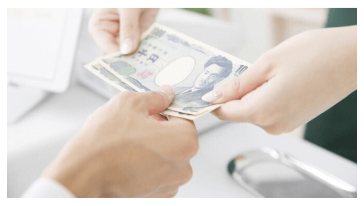 施術後のお支払いの様子